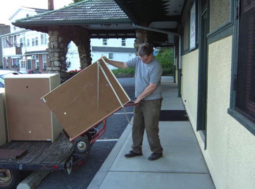 Clif unloading items for Yard Sale. June 5, 2006. EPSN0214.JPG