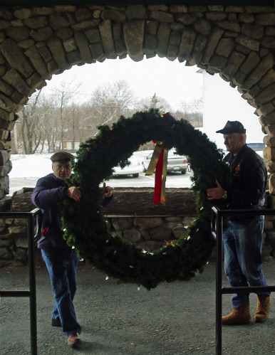 Bill & Ed bringing in the wreath. January 10, 2009.  DSC07563a.jpg