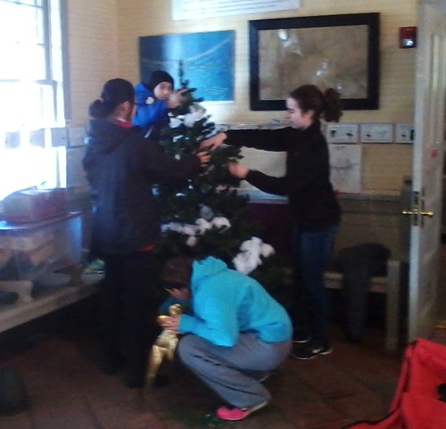 Chester Key Club decorating the Station 2016-12-03 1203161022-00