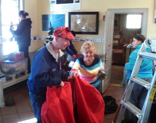 Frank & Norma decorating the Station with the Chester Key Club. 2016-12-03 1203161023-02