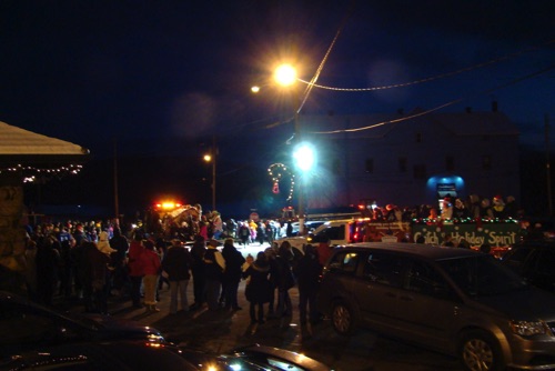 Parade and crowd under the lights in front of the 1915 Erie Station (Leslie Smith photo) DSC00976.jpg