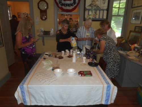 Annie, Lynn, Leslie, Debby and Norma setting up refreshments table. DSCN2230.jpg