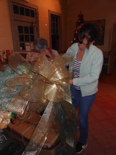 Lynn and Colleen renovating the large wreath 2019-12-04 (Leslie Smith photo) DSCN4324.jpg