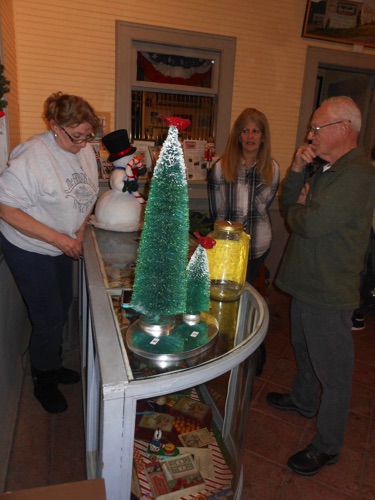 Debby-Lu, Annie and Bill setting up the Ladies' Waiting Room 2019-12-04 (Leslie Smith photo)  DSCN4333.jpg